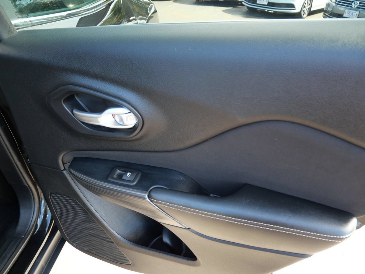 Used 2016 Jeep Cherokee Latitude FWD image 29