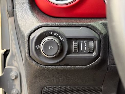 Used 2022 Jeep Wrangler Unlimited Rubicon w/ Cold Weather Group AWD/4WD image 8