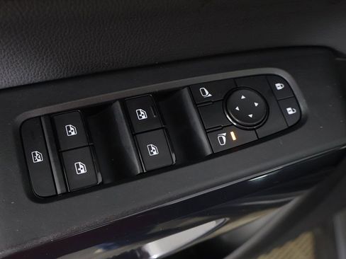 Used 2024 Nissan Pathfinder S image 34