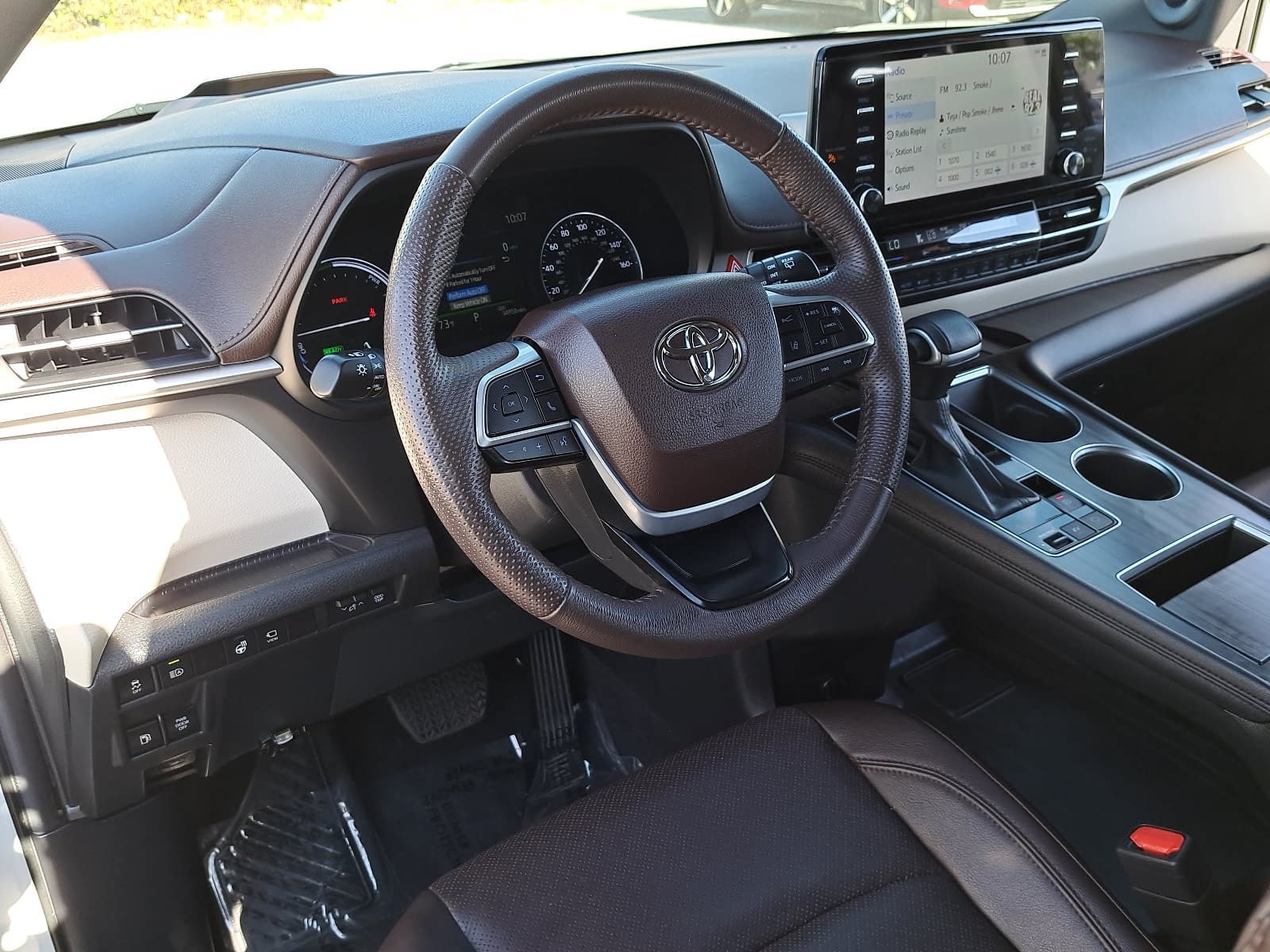 Used 2024 Toyota Sienna Platinum FWD image 18