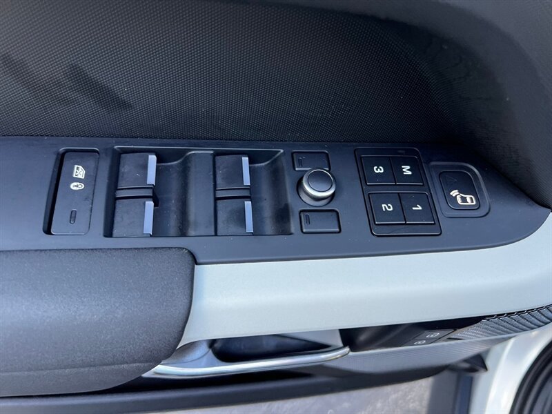 Used 2020 Land Rover Defender 110 First Edition AWD/4WD image 28