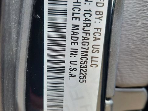 Certified 2021 Jeep Grand Cherokee Laredo X AWD/4WD image 17