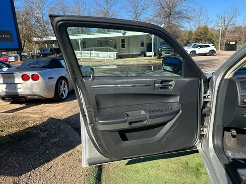 Used 2009 Chrysler 300 Touring image 12