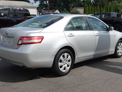 Used 2011 Toyota Camry LE FWD image 3