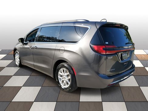 Used 2022 Chrysler Pacifica Touring-L image 6