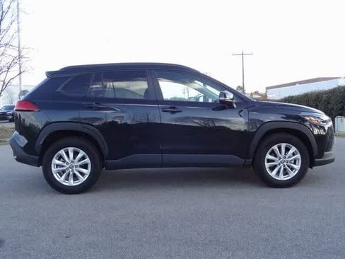 Used 2025 Toyota Corolla Cross LE image 4