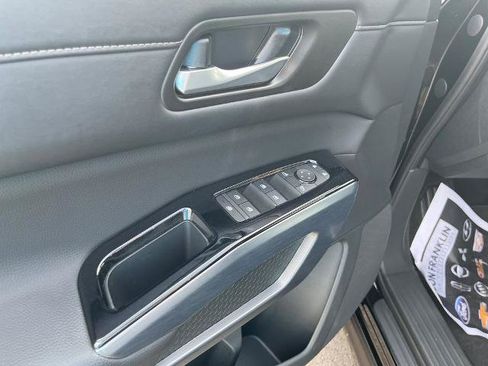 Certified 2025 Nissan Pathfinder SL w/ Cargo Package FWD image 10