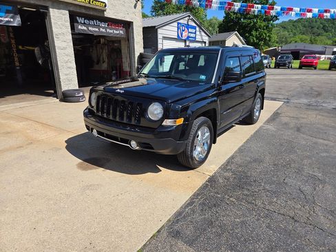 Used 2012 Jeep Patriot Limited w/ Sun/Sound Group AWD/4WD image 3