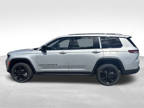 Used 2025 Jeep Grand Cherokee L Laredo AWD/4WD image 3