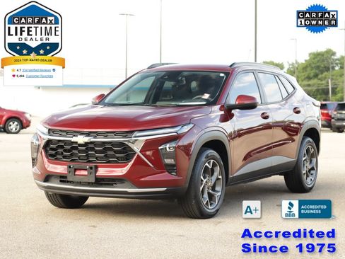 Used 2025 Chevrolet Trax LT FWD image 3