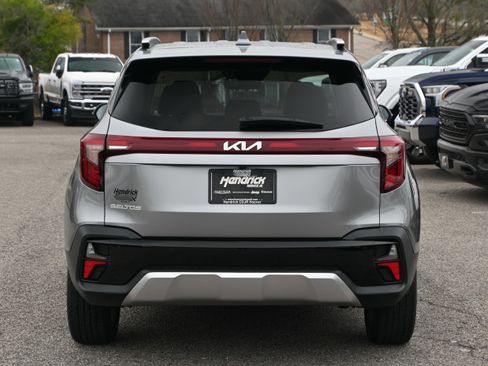 Used 2025 Kia Seltos EX image 12
