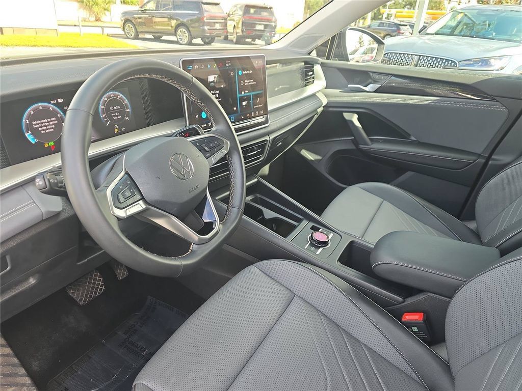 Used 2025 Volkswagen Tiguan SE FWD image 18
