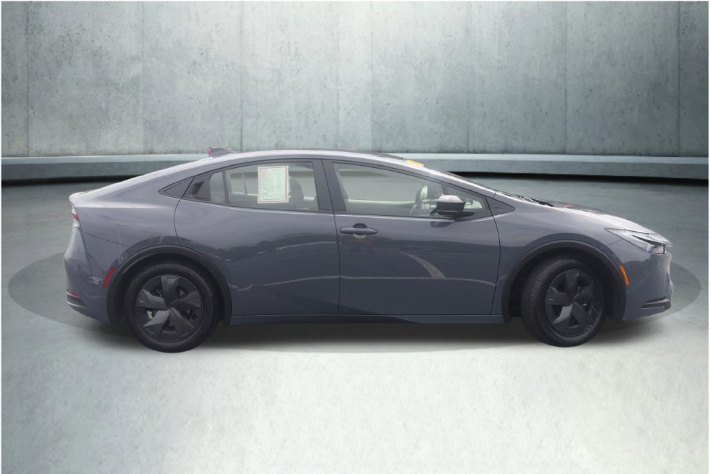 Used 2025 Toyota Prius LE FWD image 12