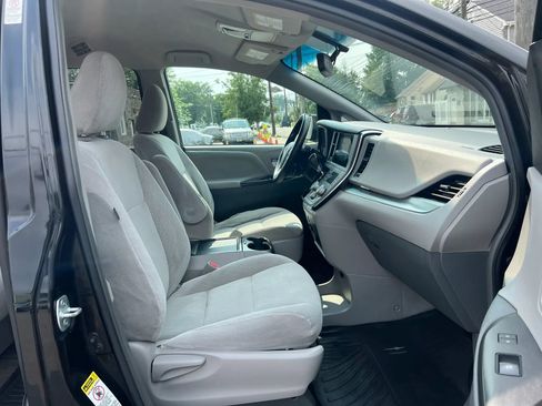 Used 2017 Toyota Sienna LE FWD image 31