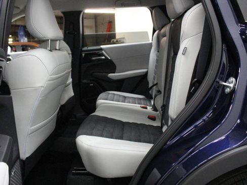 New 2025 Mitsubishi Outlander SE image 24