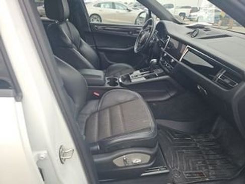 Used 2023 Porsche Macan Turbo image 5