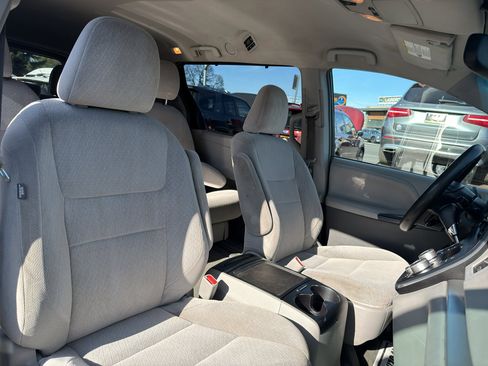 Used 2016 Toyota Sienna LE FWD image 22