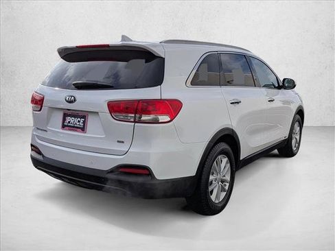 Used 2017 Kia Sorento LX w/ LX Convenience Package image 5