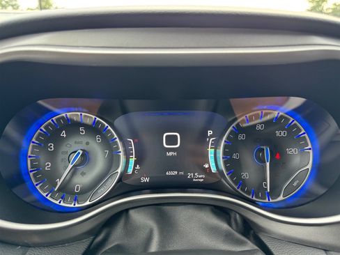Used 2024 Chrysler Pacifica Touring-L FWD image 14