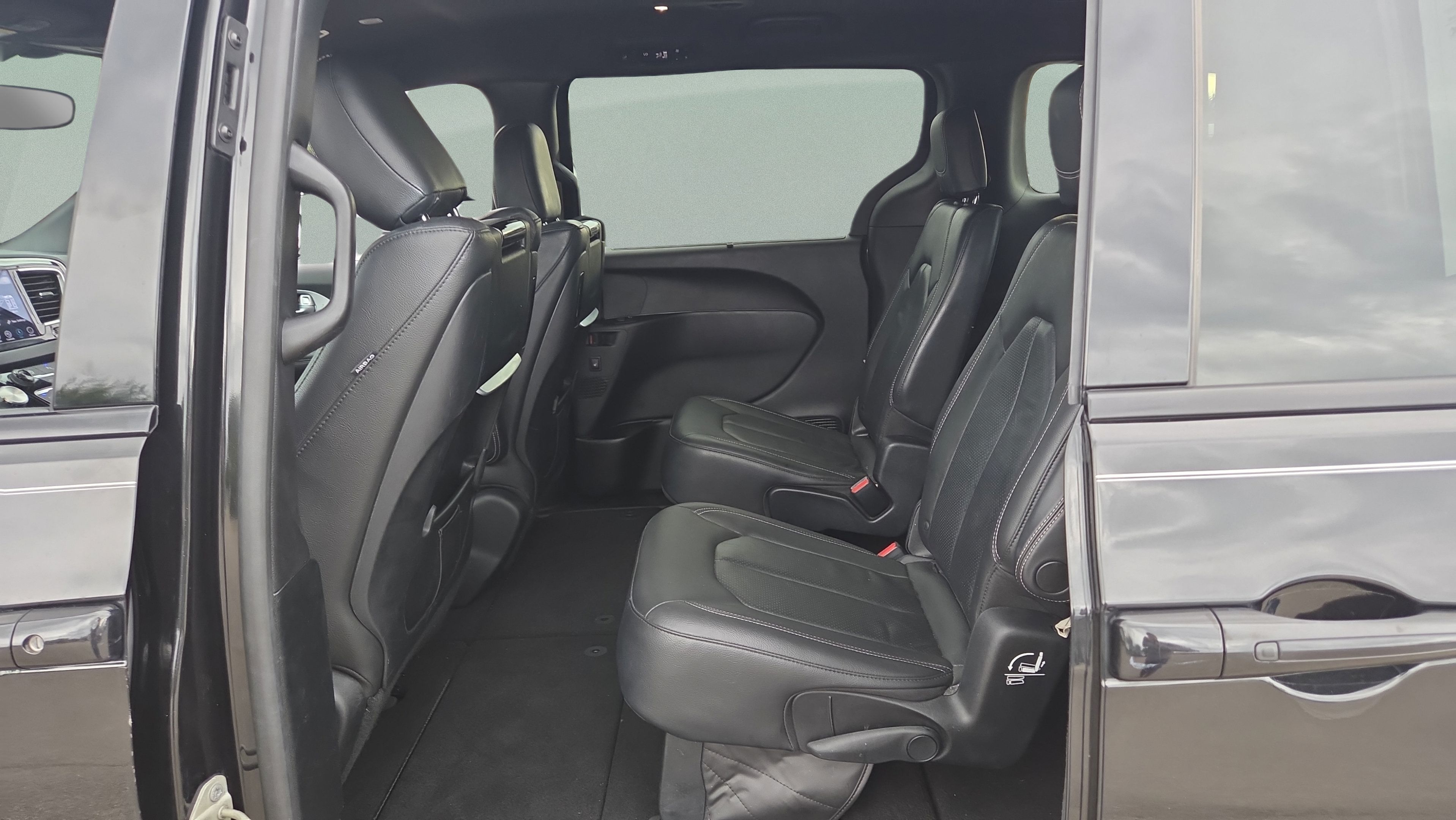 Used 2019 Chrysler Pacifica Touring-L Plus w/ S Appearance Package FWD image 11