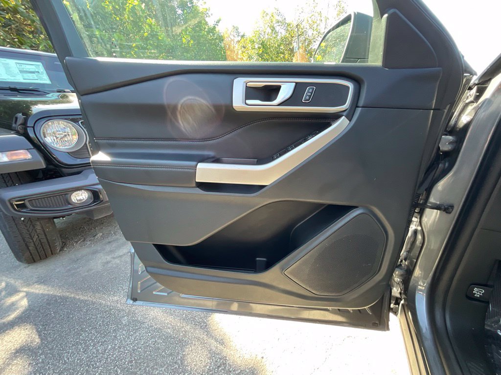 Used 2023 Ford Explorer XLT w/ Equipment Group 202A AWD/4WD image 8