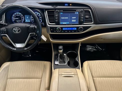Used 2016 Toyota Highlander Plus FWD image 13