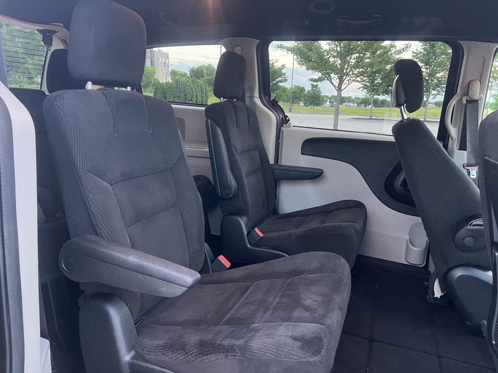 Used 2017 Dodge Grand Caravan SE FWD image 12