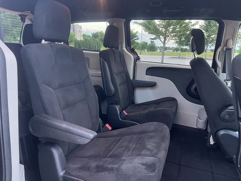 Used 2017 Dodge Grand Caravan SE FWD image 12
