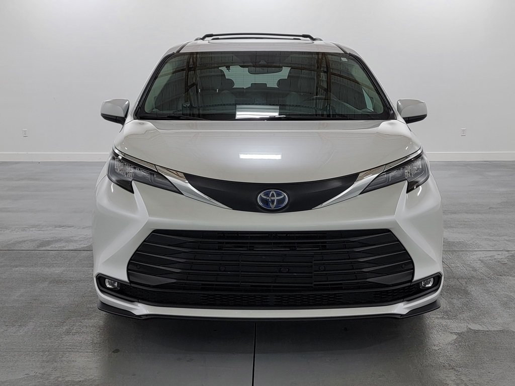 Used 2025 Toyota Sienna XLE w/ XLE Plus Package AWD/4WD image 3