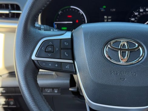 Used 2023 Toyota Sienna XLE image 25