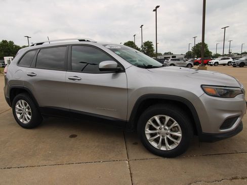 Used 2020 Jeep Cherokee Latitude w/ Cold Weather Group AWD/4WD image 3