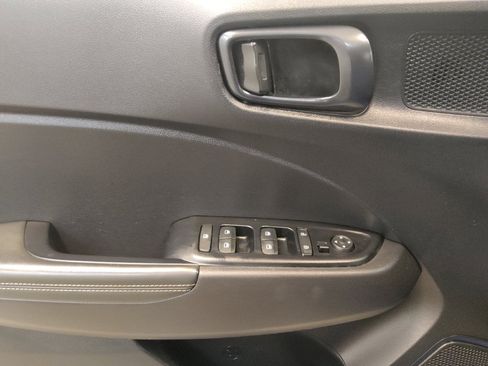 Used 2025 Hyundai Venue Limited FWD image 27