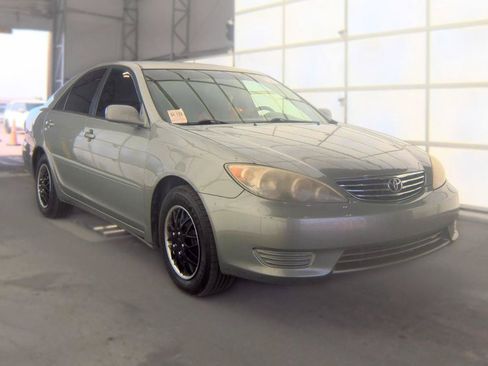 Used 2005 Toyota Camry LE FWD image 3