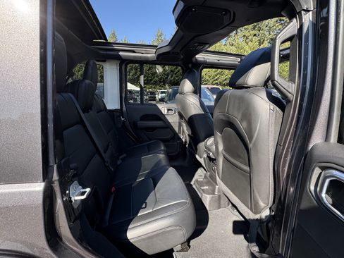 Used 2022 Jeep Wrangler Unlimited Sahara image 11