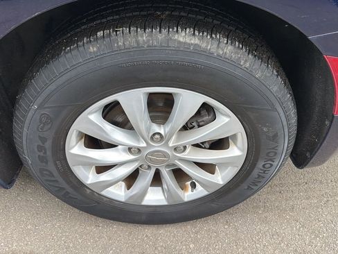 Used 2018 Chrysler Pacifica Touring-L image 9