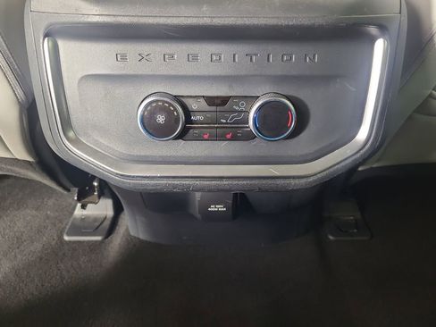 Used 2025 Ford Expedition Platinum w/ Driver's Package AWD/4WD image 17