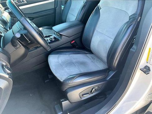 Used 2017 Ford Explorer XLT w/ Equipment Group 202A AWD/4WD image 24