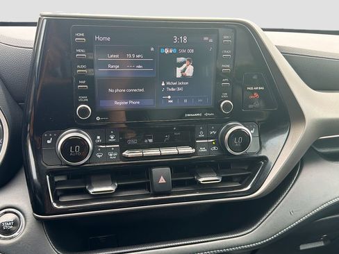 Used 2022 Toyota Highlander XLE AWD/4WD image 29