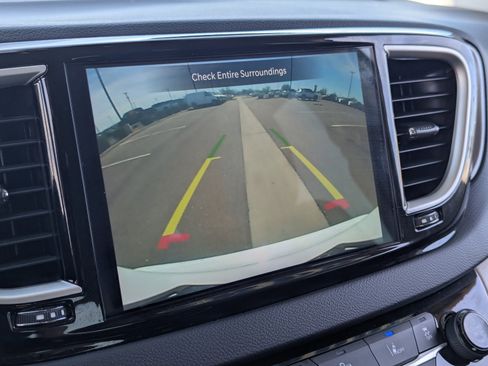 Used 2024 Chrysler Pacifica Touring-L image 30