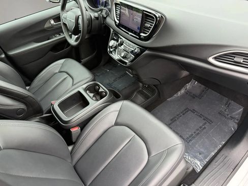 Used 2025 Chrysler Pacifica Select FWD image 26
