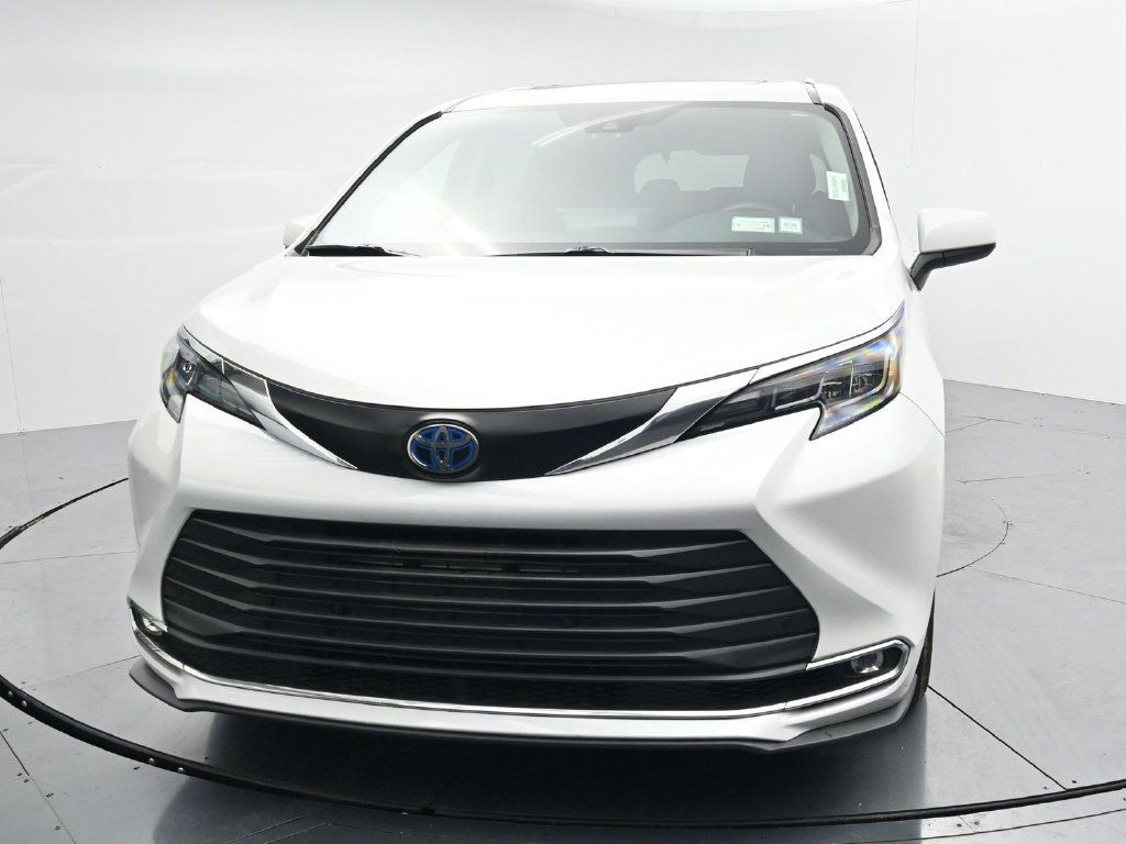 Used 2024 Toyota Sienna XLE FWD image 3