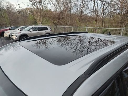 Used 2022 Ford Explorer XLT w/ Equipment Group 202A image 4