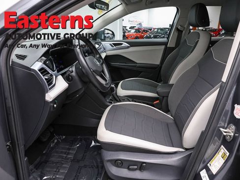 Used 2025 Volkswagen Taos SE AWD/4WD image 14