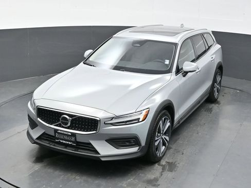 Used 2025 Volvo V60 B5 Cross Country Plus image 37