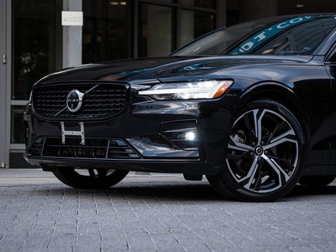 Certified 2025 Volvo S60 B5 Plus image 2