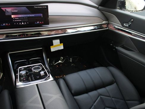 New 2026 BMW 750e xDrive image 29