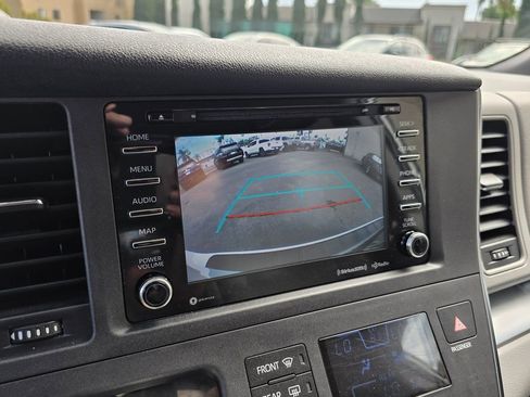 Used 2019 Toyota Sienna LE w/ Carpet Mat Package image 33