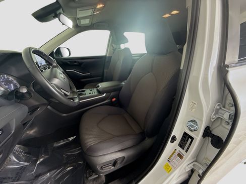 Used 2025 Toyota Highlander LE image 22