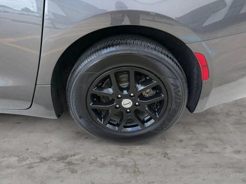 Used 2022 Chrysler Pacifica Touring-L FWD image 44