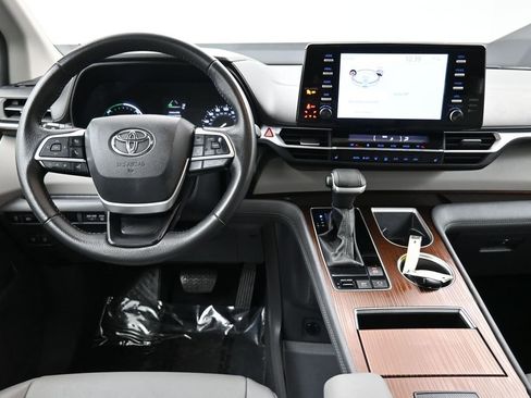 Certified 2024 Toyota Sienna XLE AWD/4WD image 20